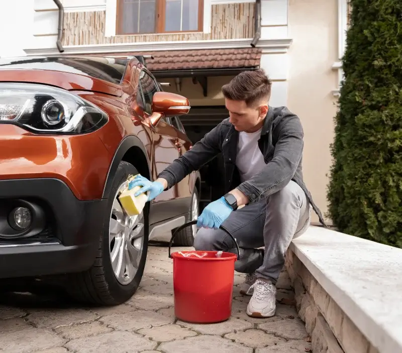 Lavage auto à domicile Sorel-Moussel : professionnel intervenant sur un véhicule